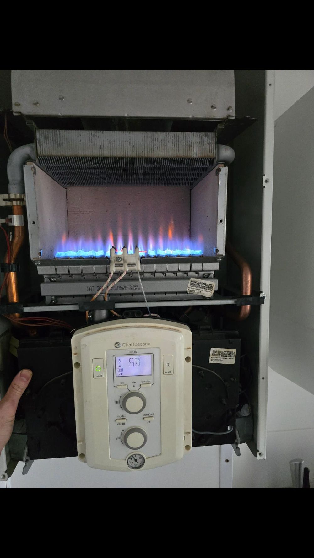 Technicien Basic Elec en intervention sur une chaudière gaz