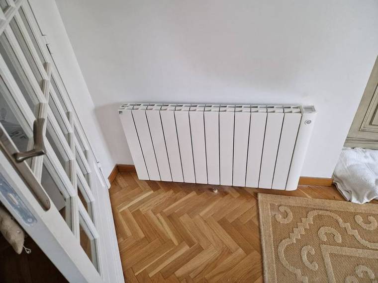 Radiateur électrique posé en pièce de vie