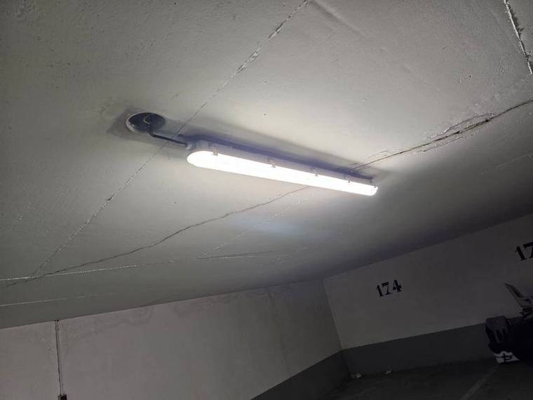 Réglette étanche en parking souterrain