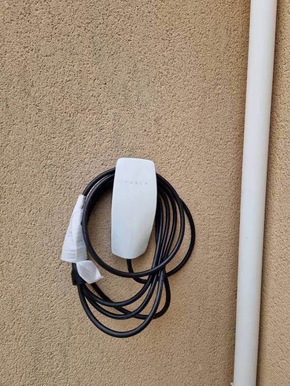 Tesla Wall Connector en façade
