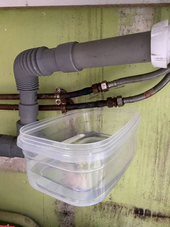 Fuite sous le lavabo récupérée dans un récipient