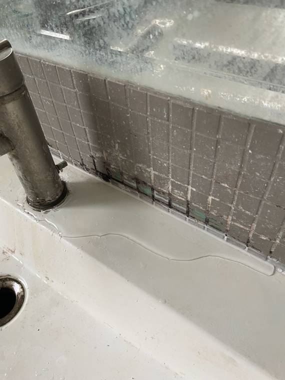 Fuite d'eau au pied d'un robinet de lavabo