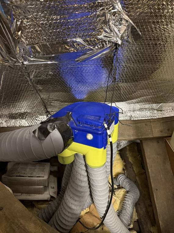Caisson de VMC installé dans les combles
